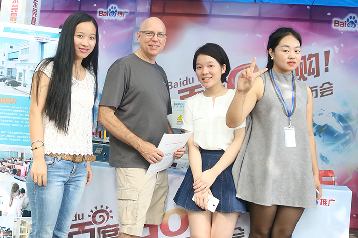 我司業(yè)務(wù)同事與外國(guó)友人合影展示圖