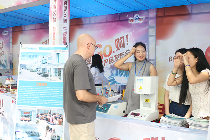 我公司業(yè)務(wù)同事與外國(guó)友人溝通介紹儀器